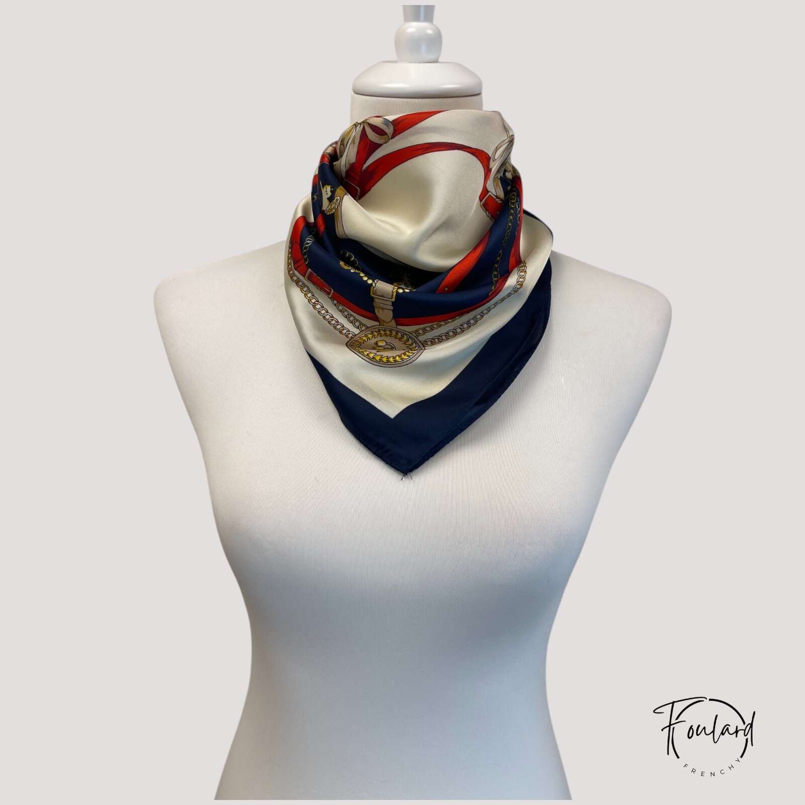Foulard carré bleu, texture satinée – Image 3