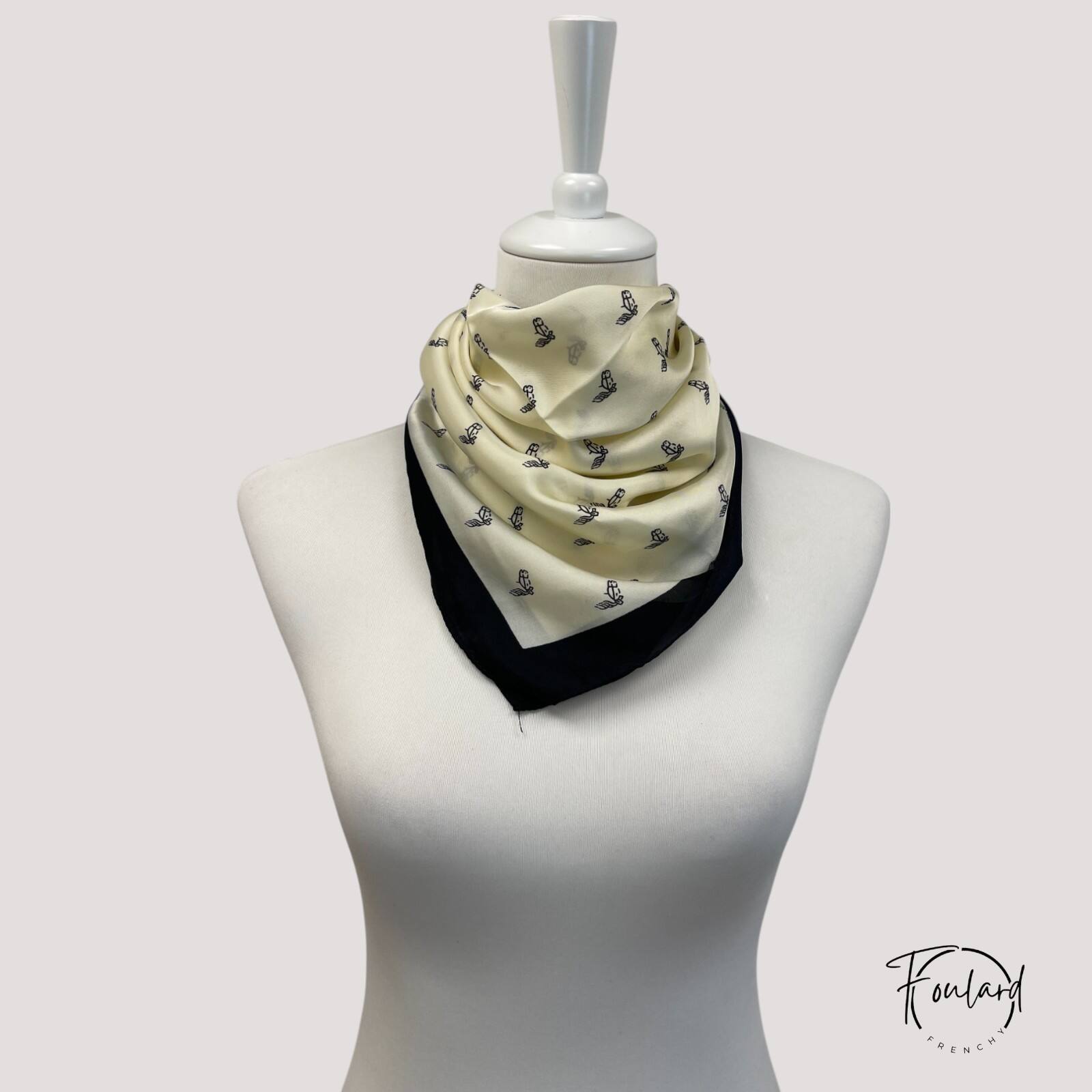 Foulard carré blanc, tissu fin – Image 2