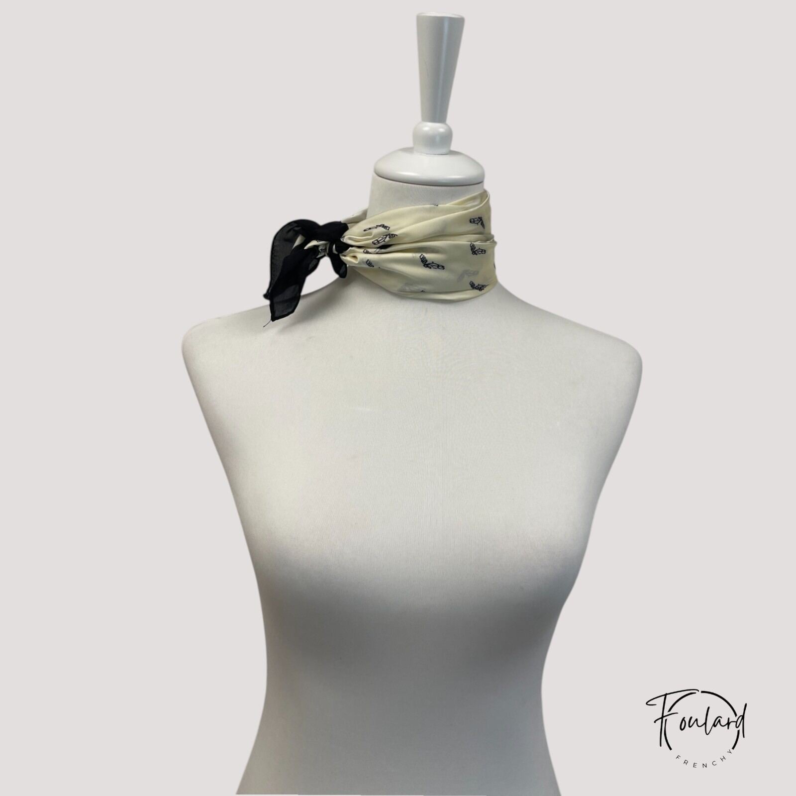 Foulard carré blanc, tissu fin – Image 3