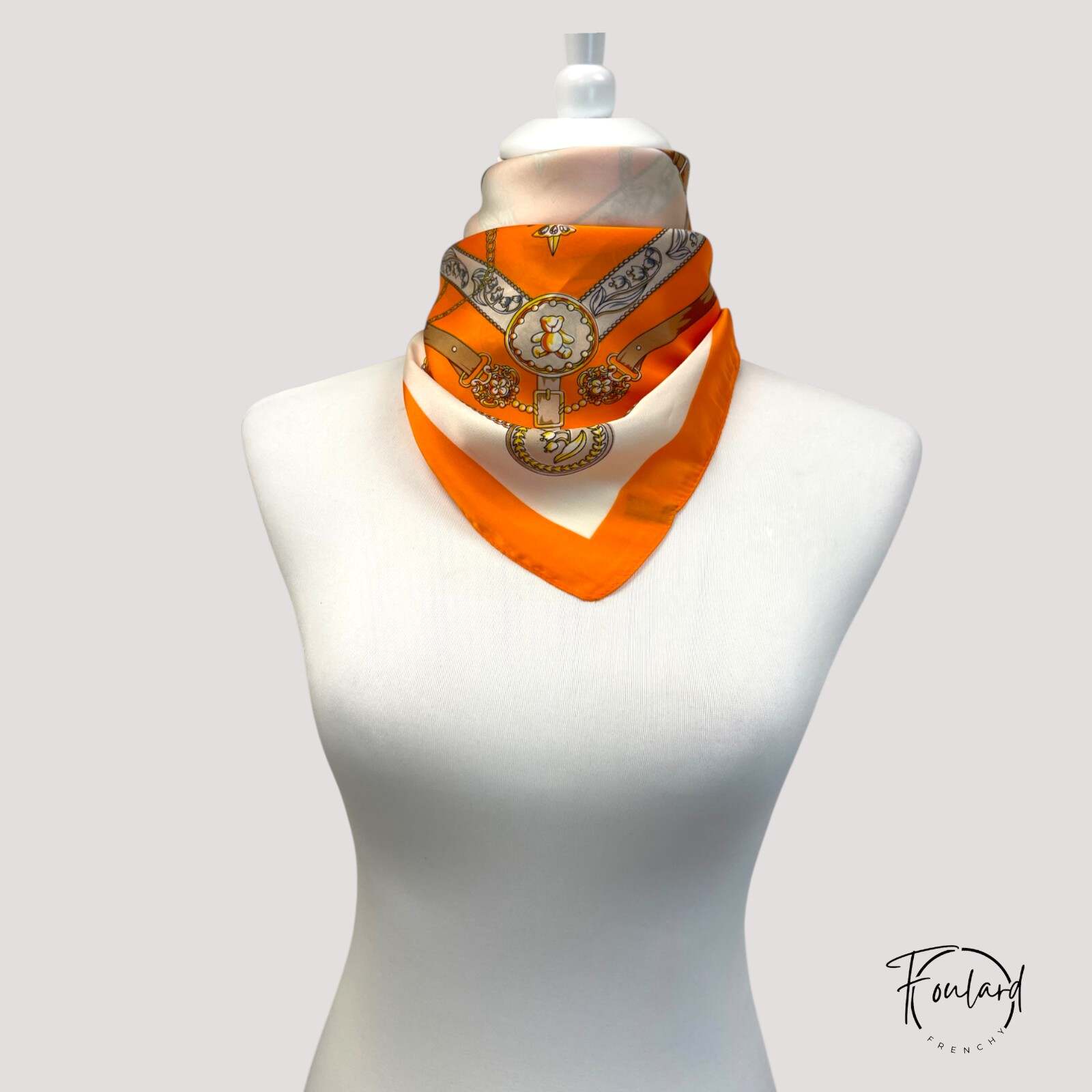 Foulard carré orange, tissu fin – Image 2