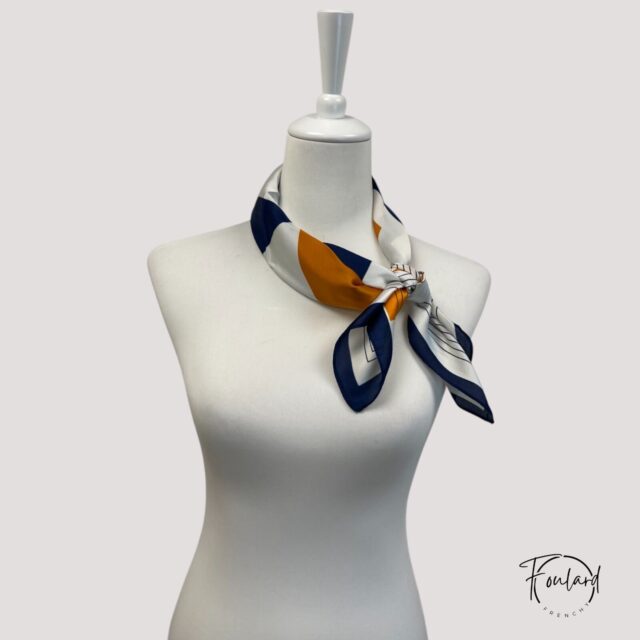 Foulard carré élégance graphique, bleu marine, blanc et ocre