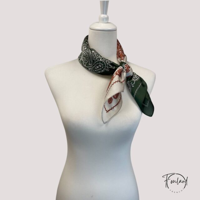 Foulard carré motif bandana bicolore, vert et terracotta
