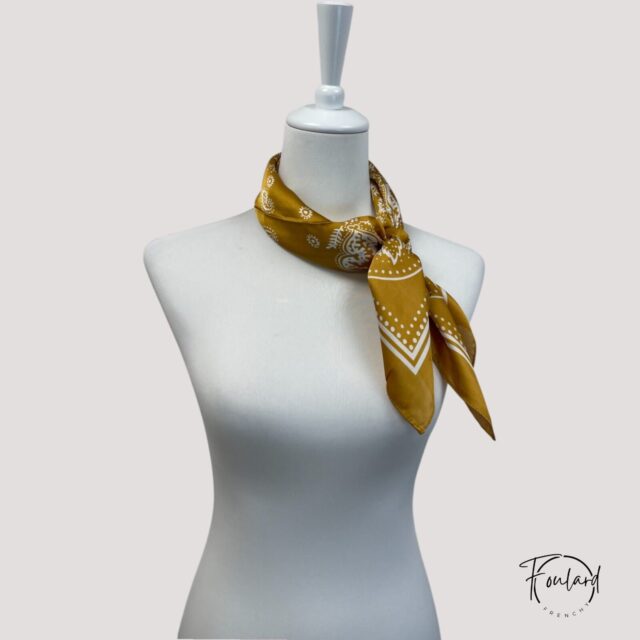 Foulard carré motif bandana, blanc sur moutarde