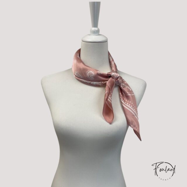 Foulard carré motif bandana, blanc sur rose poudré