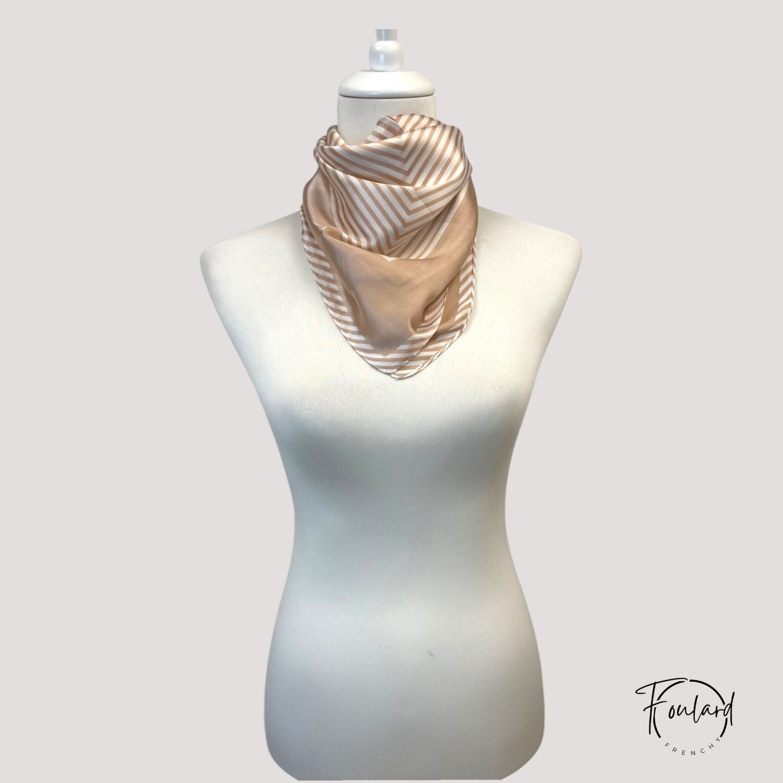 Foulard carré deluxe, rayures beiges – Image 2