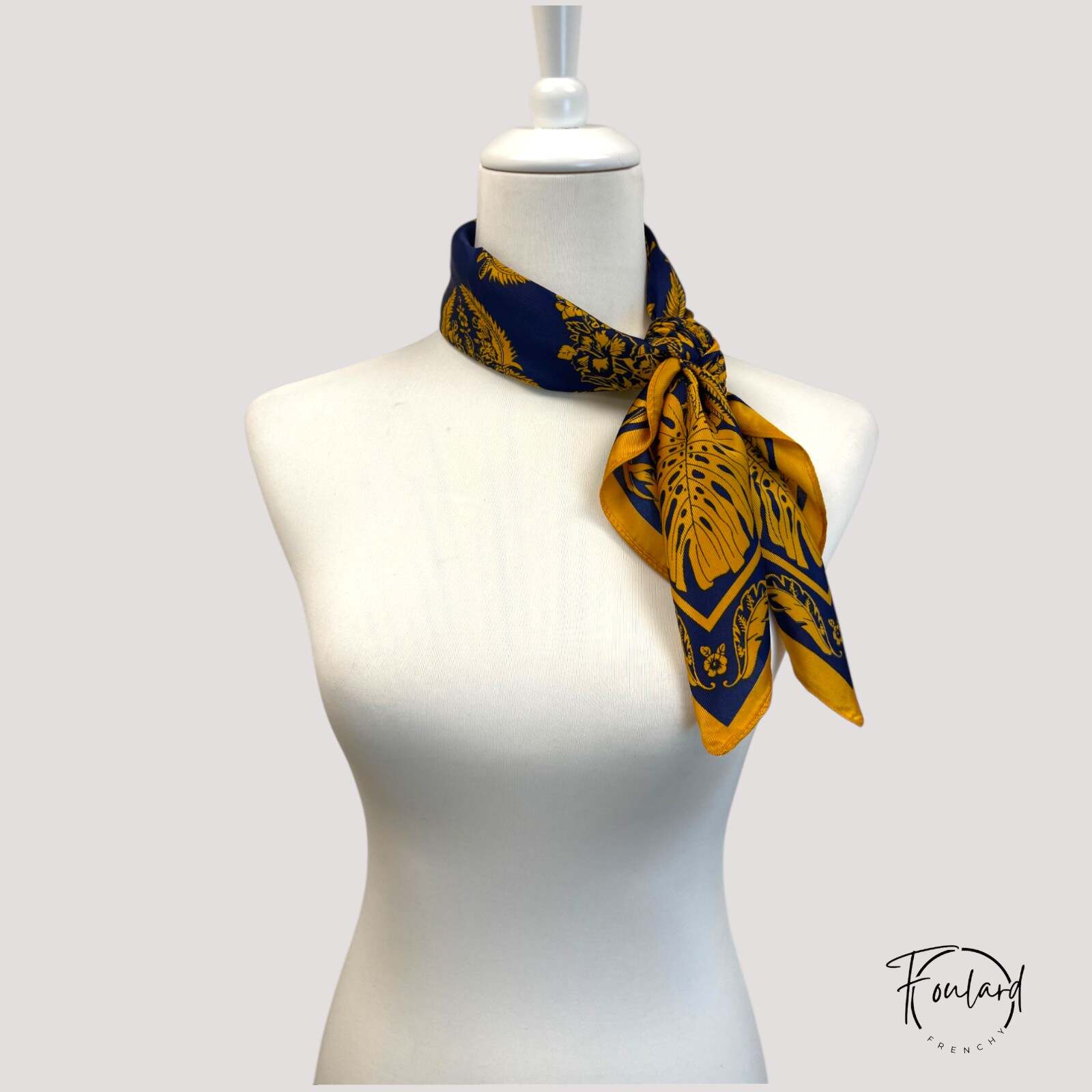 Foulard carré bleu, tissu confortable – Image 2