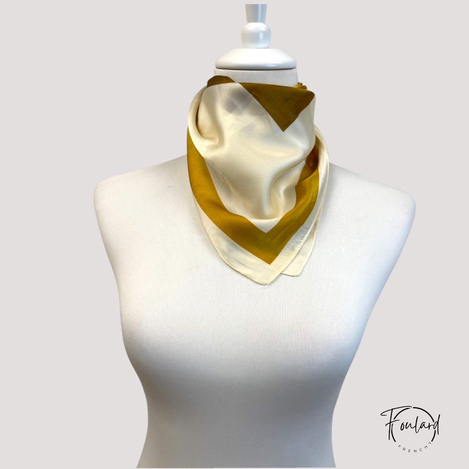 Foulard carré jaune, tissu fin – Image 2