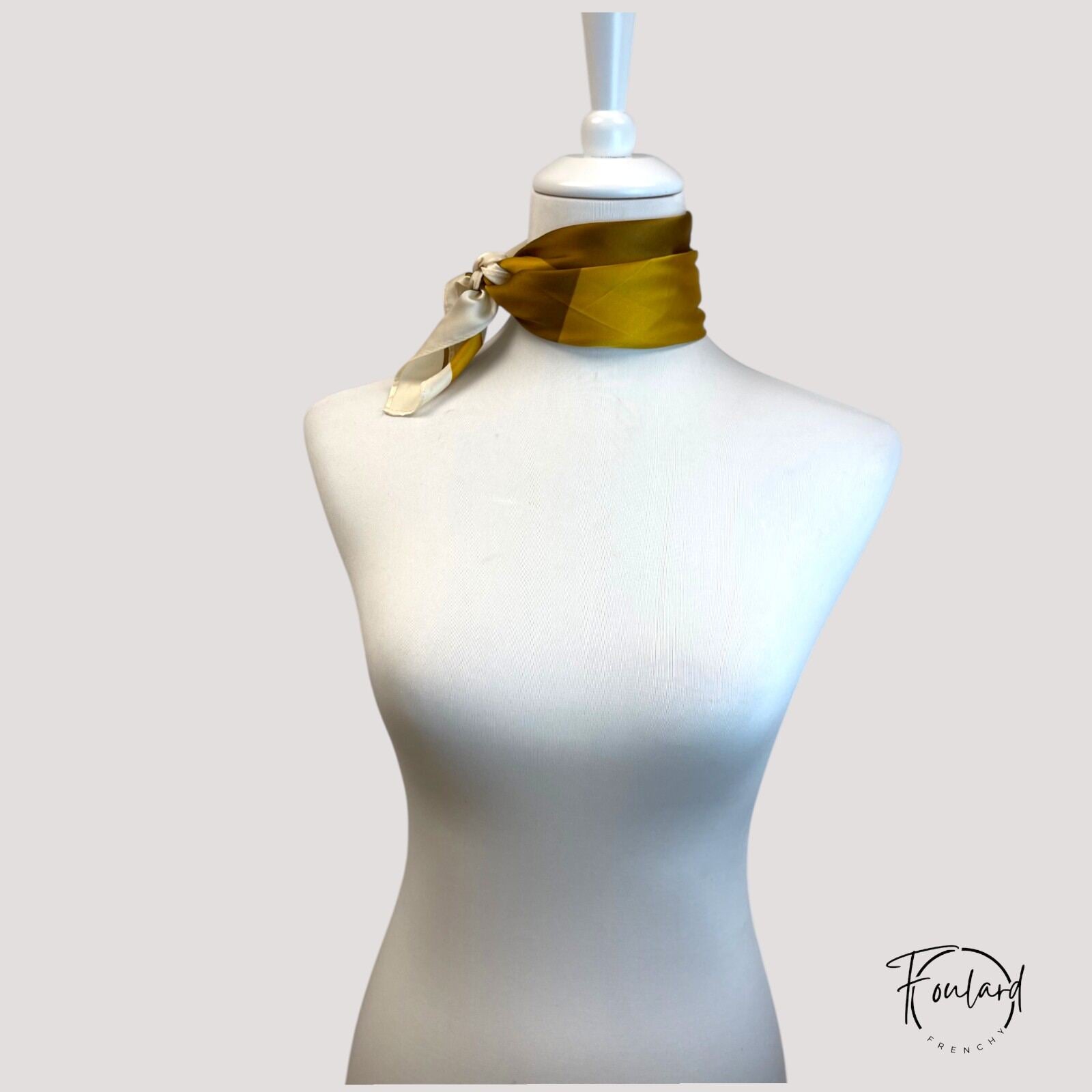 Foulard carré jaune, tissu fin – Image 3