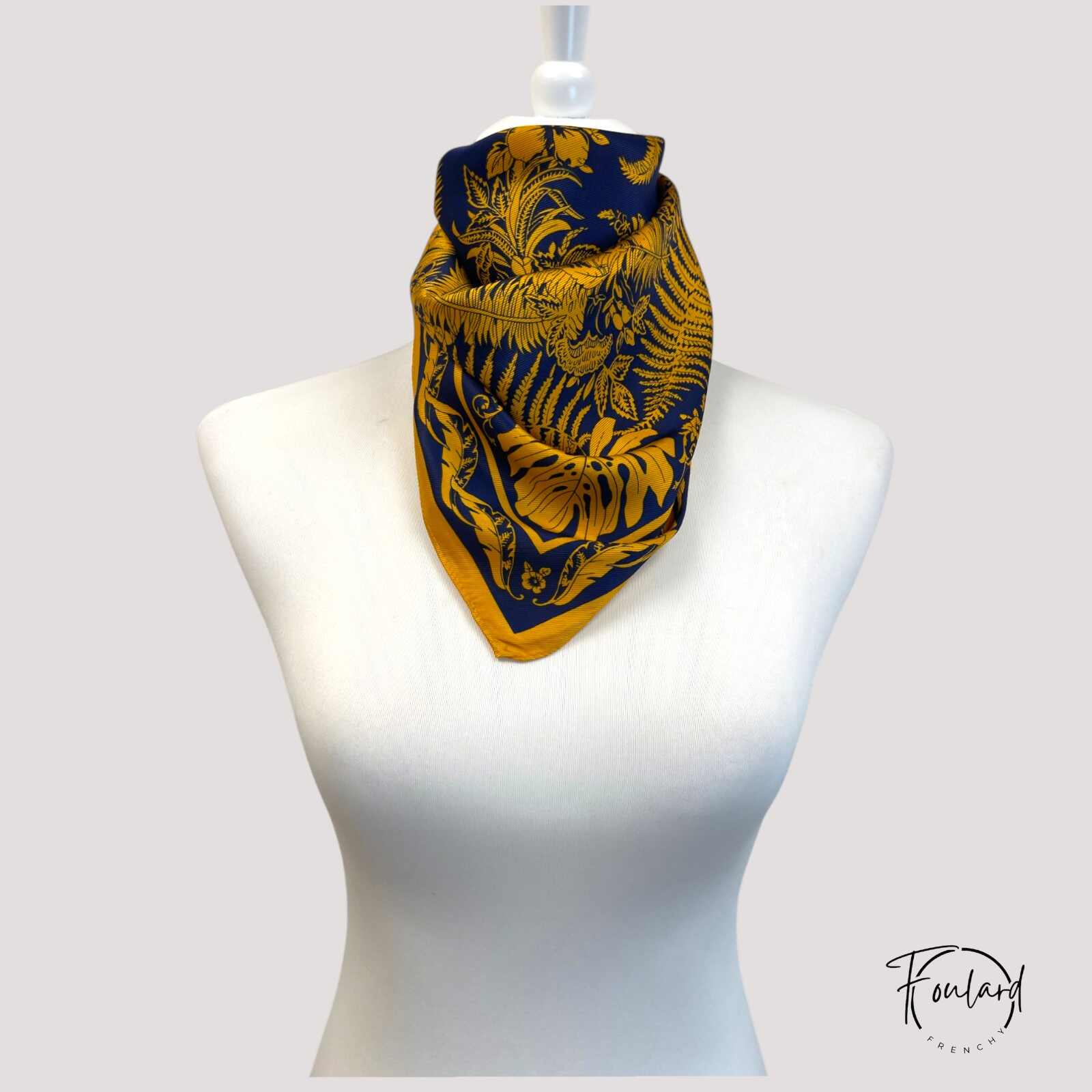 Foulard carré bleu, tissu confortable – Image 3