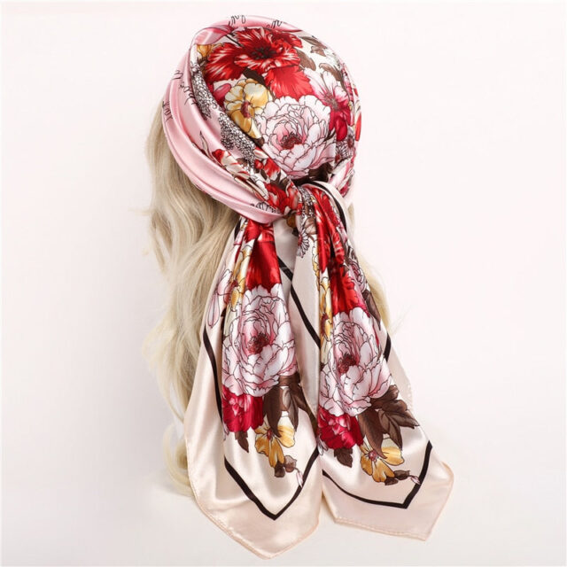 Foulard carré rouge flamboyant, motifs floraux