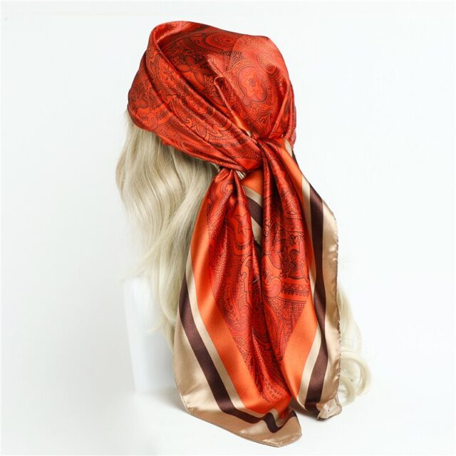 Foulard carré rouge orangé, motifs raffinés