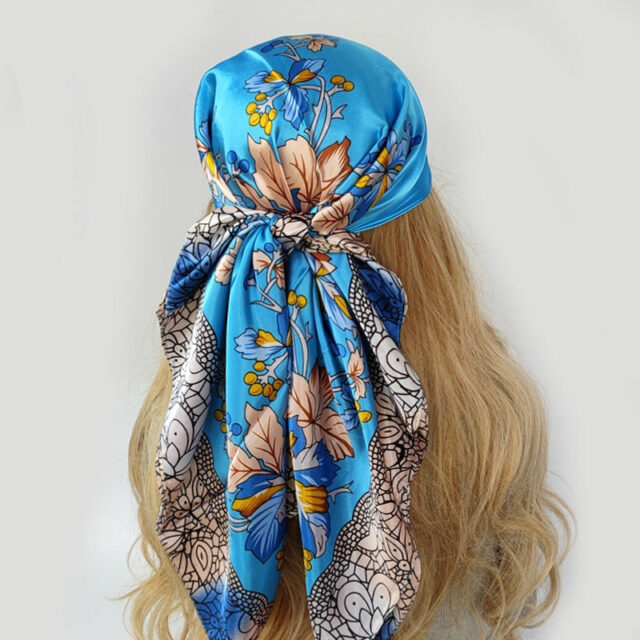 Foulard carré bleu clair, dessins feuilles d'arbres