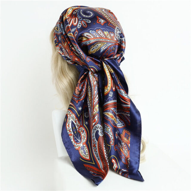 Foulard carré bleu marine profond, motifs multicolores