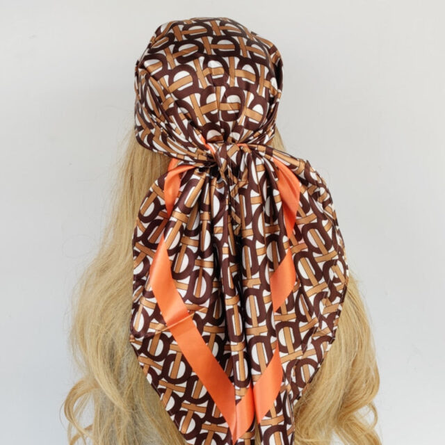 Foulard carré marron, motifs géométriques et liseré orange