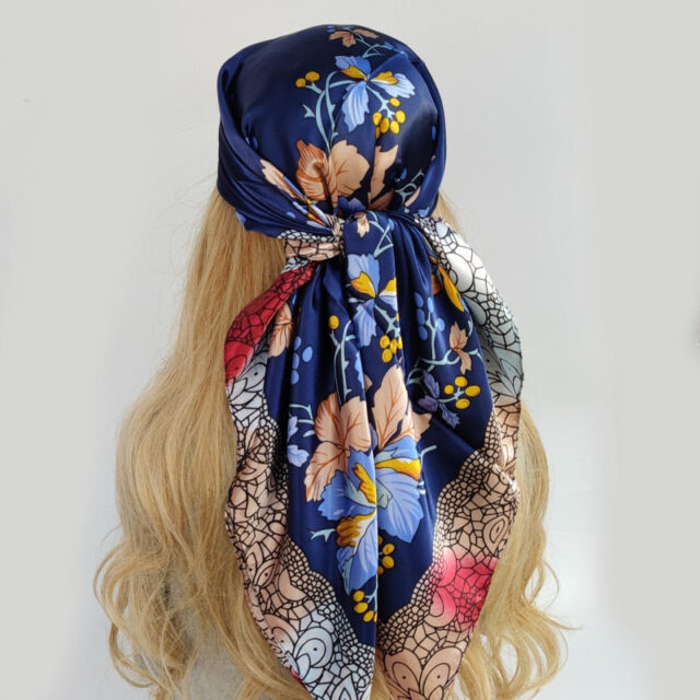 Foulard carré bleu marine, à dessins
