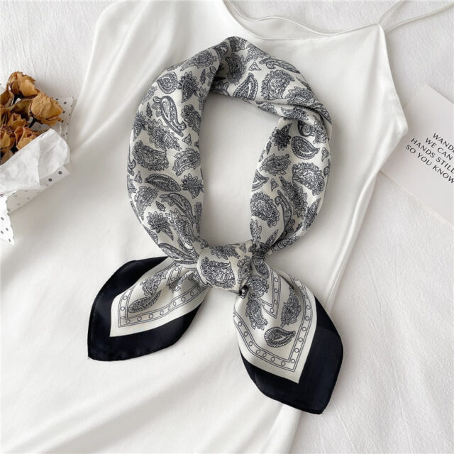 Foulard carré noir et blanc, design bohème