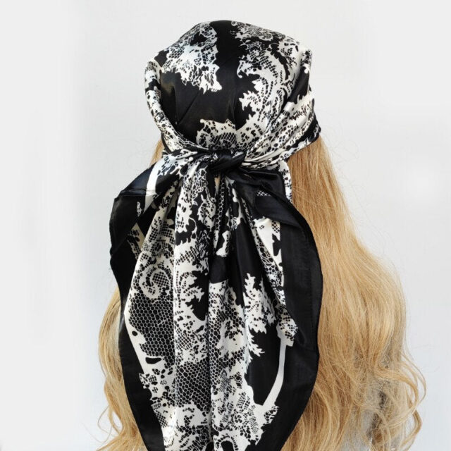 Foulard carré blanc, imprimé baroque bohème