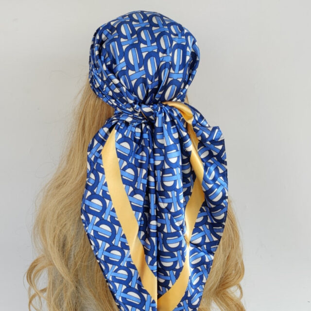 Foulard carré bleu, motifs géométriques et liseré jaune