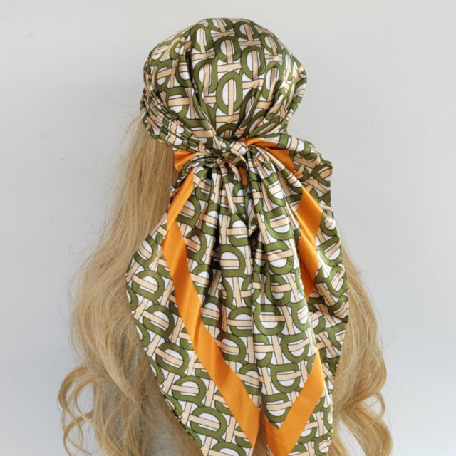 Foulard carré vert, formes géométriques et liseré orange