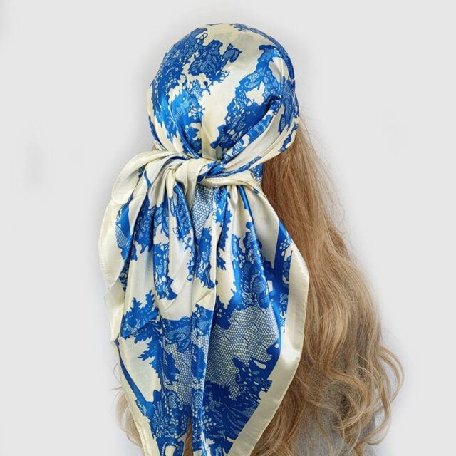 Foulard carré blanc crème, motifs baroque bleus