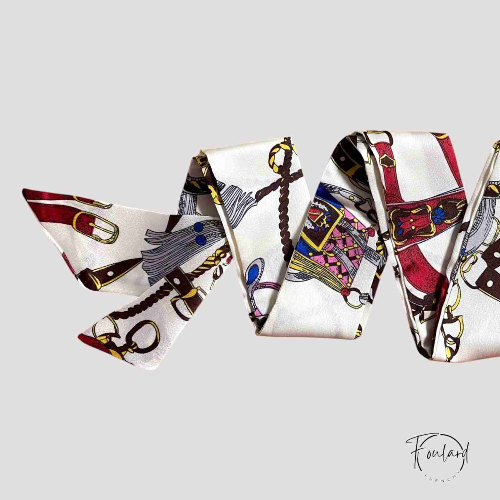 Ceinture foulard blanc satiné, motif équestre – Image 3