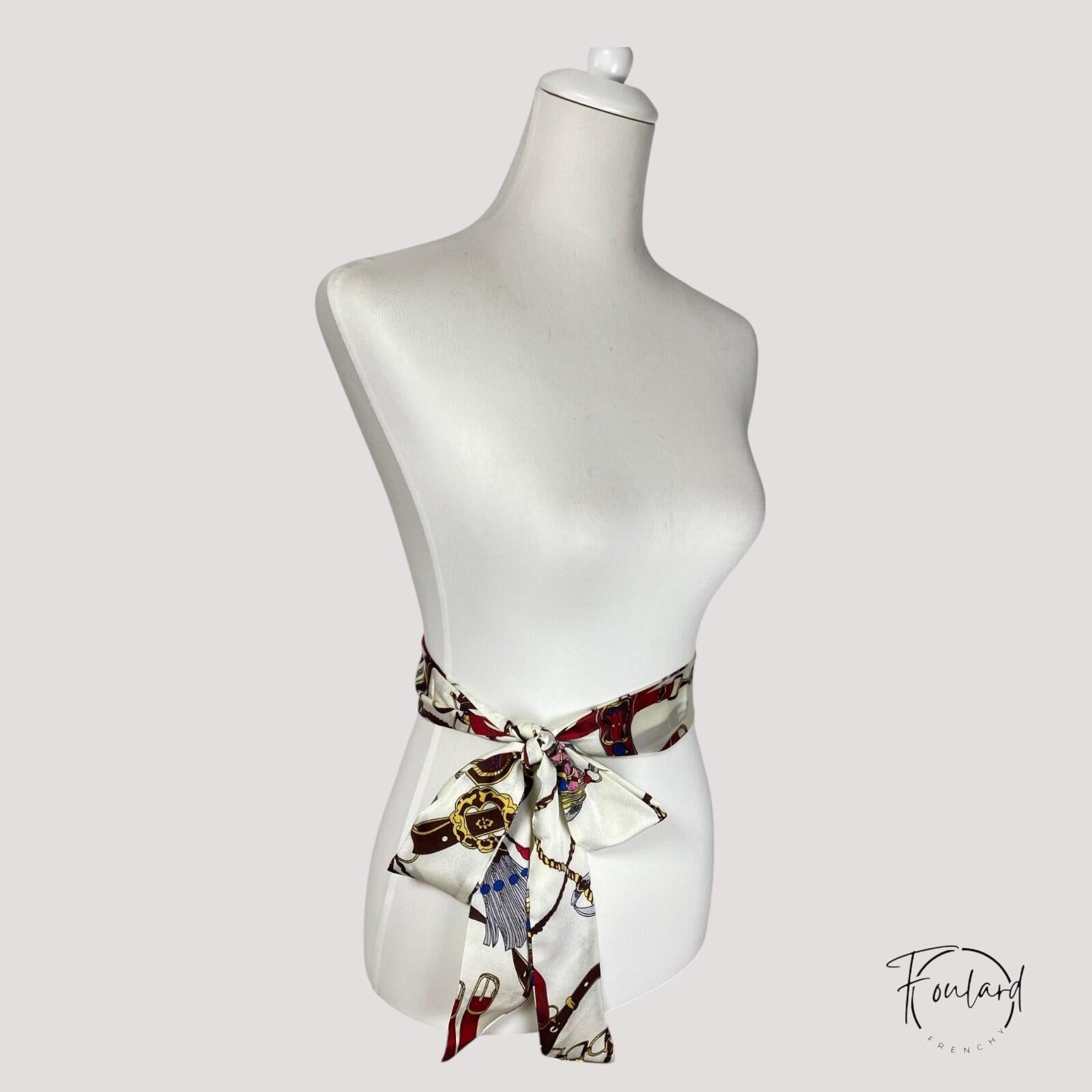 Ceinture foulard blanc satiné, motif équestre – Image 2