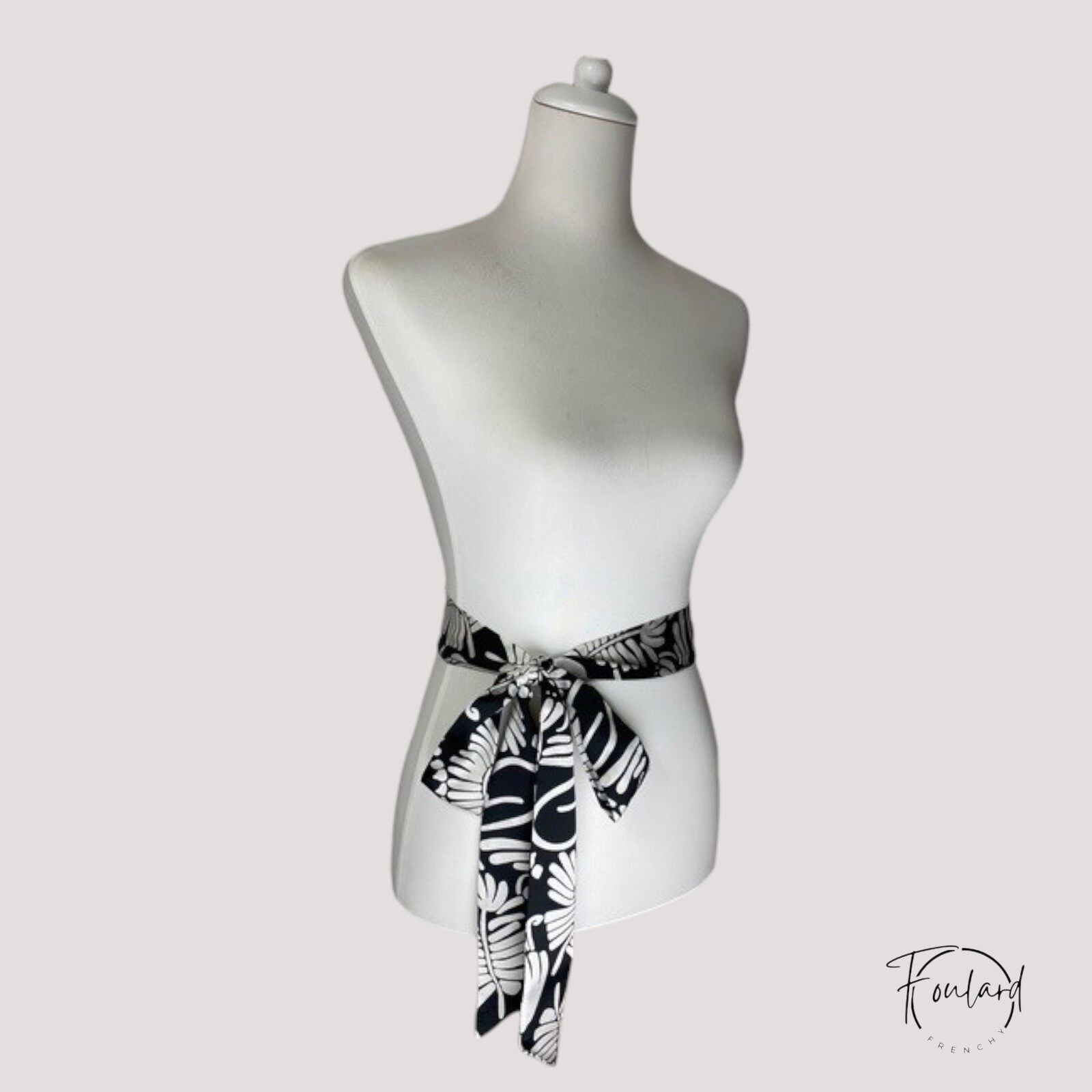 Ceinture foulard noire, motif végétal blanc