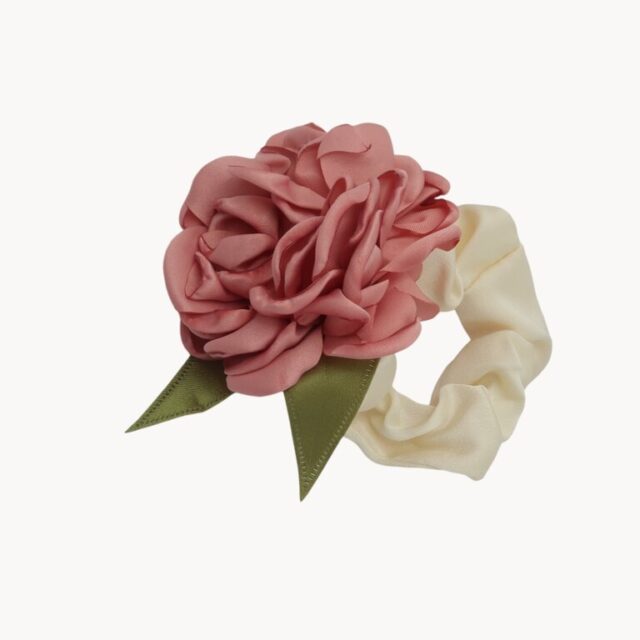 Chouchou fleur en tissu et feuilles décoratives