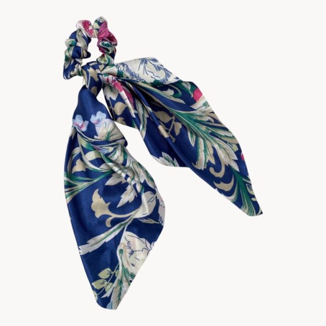 Chouchou effet soie bleu, motifs floraux