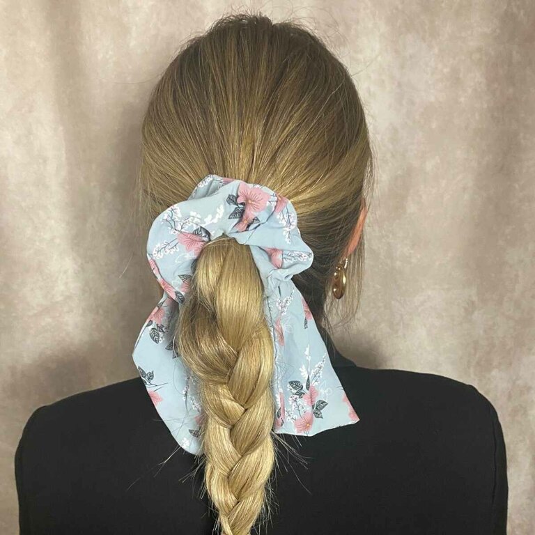 Chouchou foulard bleu gris à fleurs roses – Image 2