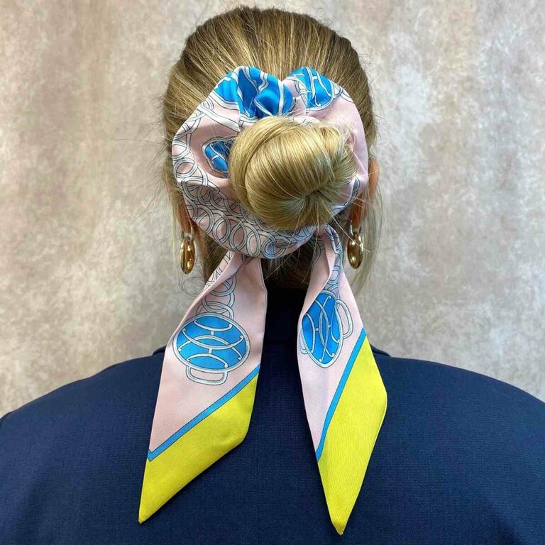 Chouchou motif foulard, rose et jaune à médaillons bleus – Image 2