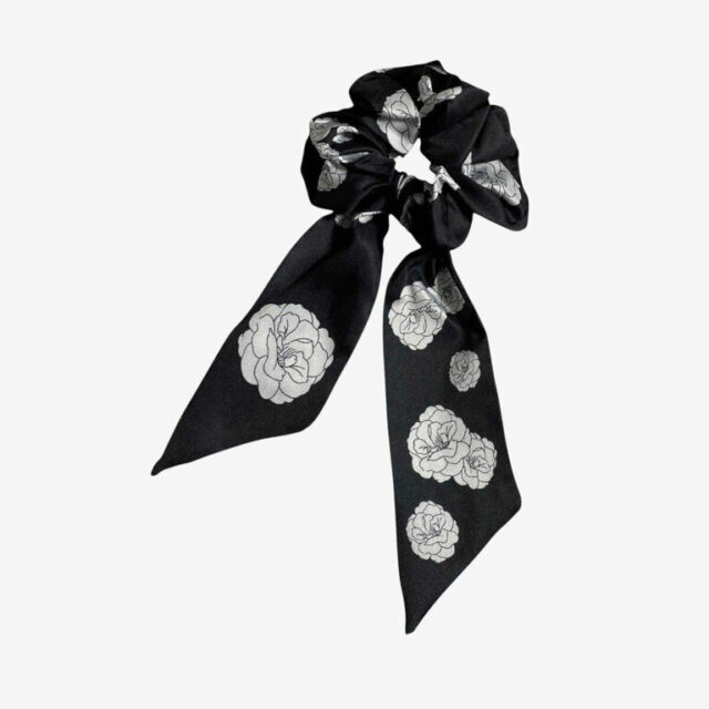 Chouchou motif foulard noir à fleurs blanches