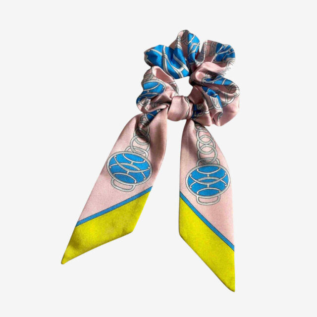 Chouchou motif foulard, rose et jaune à médaillons bleus