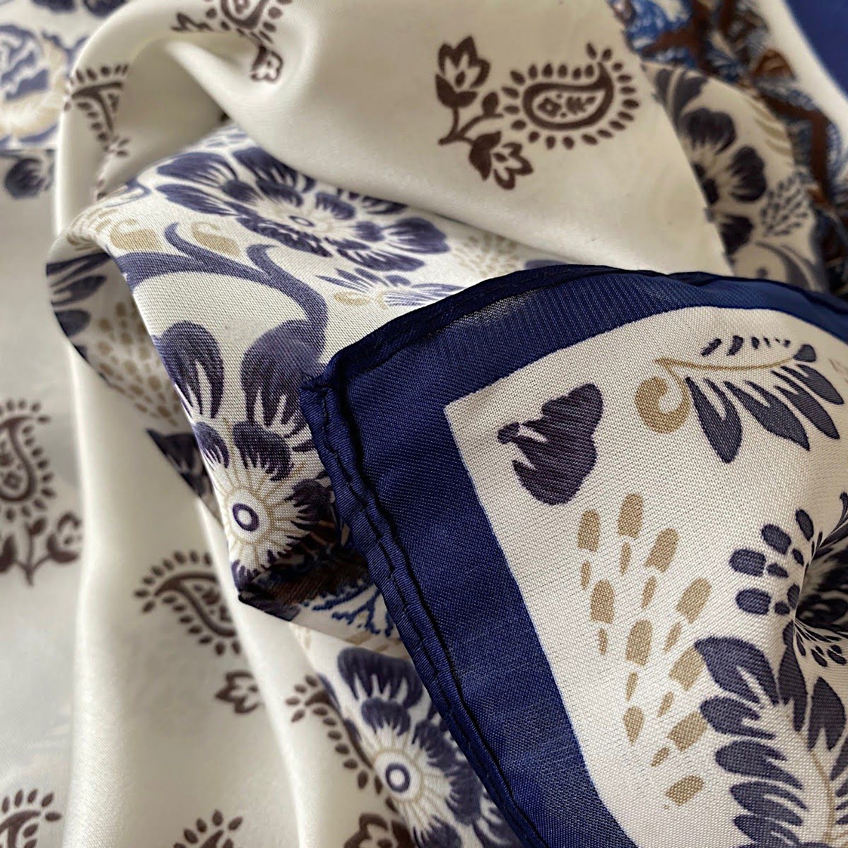 Foulard carré bleu marine à motifs patchwork 68 cm – Image 2