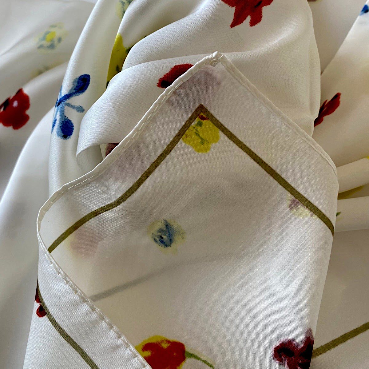 Foulard carré écru à petits motifs fleuris 68 cm – Image 3
