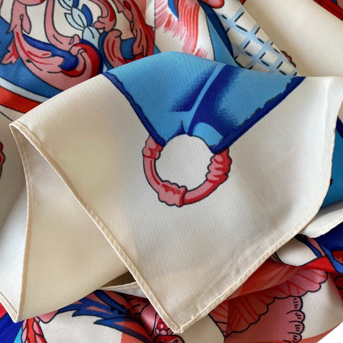 Foulard carré femme 130 cm imprimé graphique bleu et rouge – Image 2
