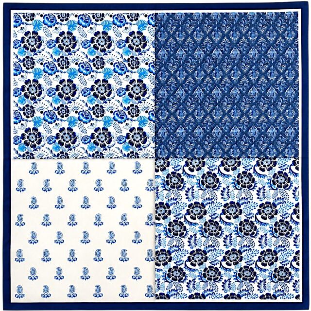 Foulard carré femme 68 cm bleu et blanc satiné à quatre motifs avec bordure bleu marine