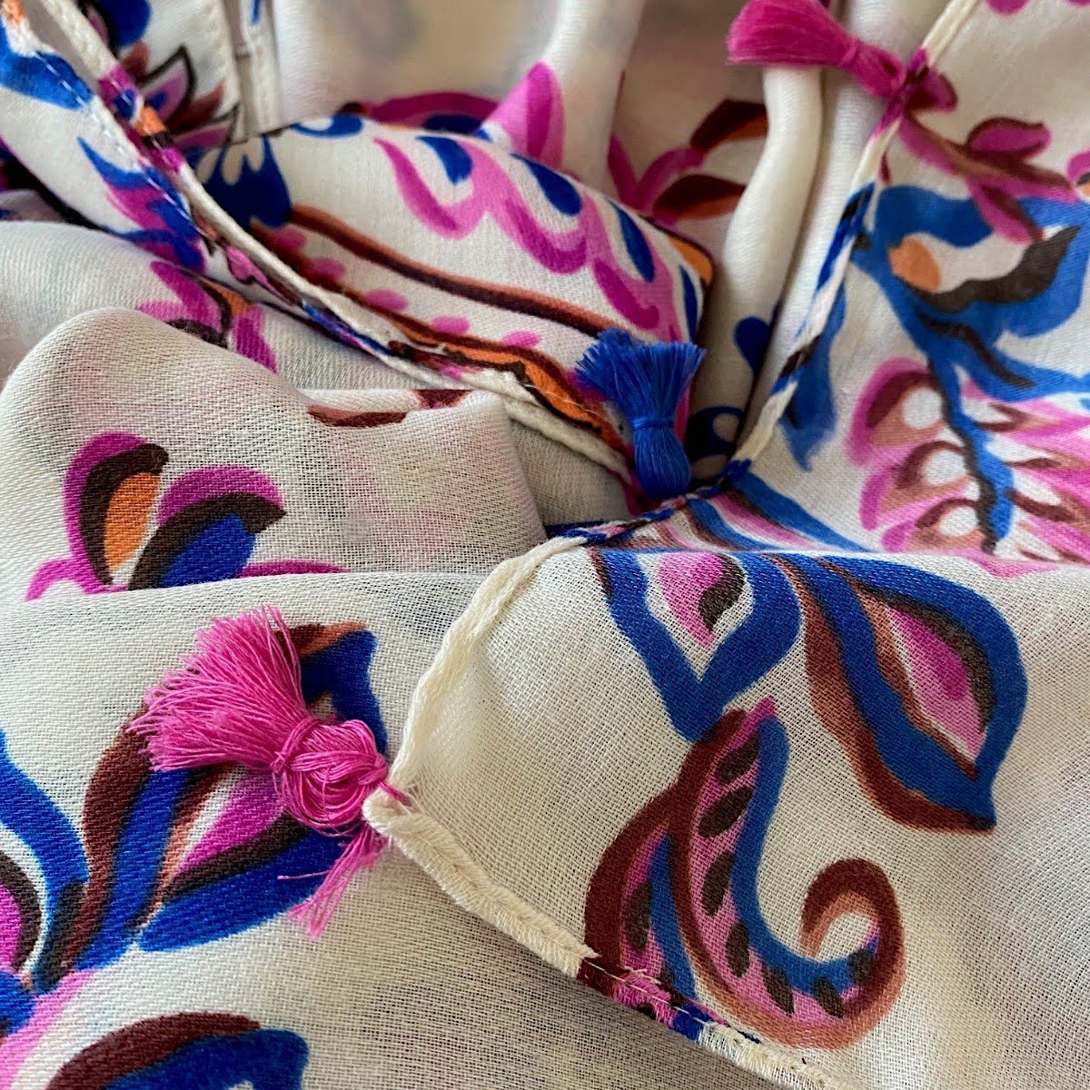 Grand foulard femme écru à motif floral et pompons – Image 3