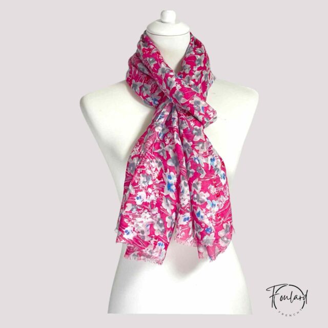 Foulard rose, imprimé floral fuchsia
