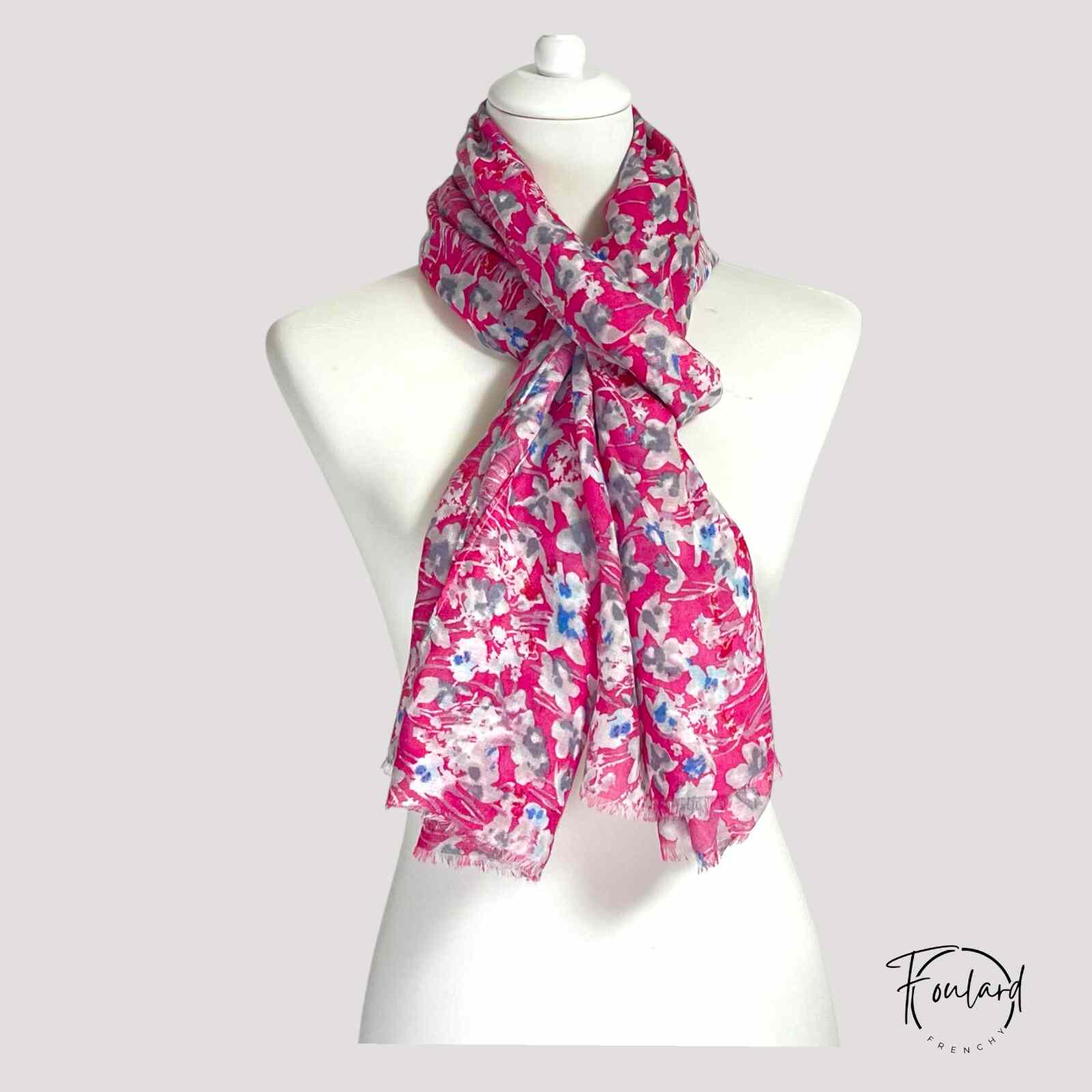 Foulard rose, imprimé floral fuchsia