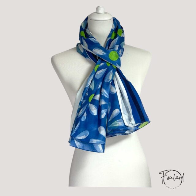 Foulard en coton bleu, motif fleurs