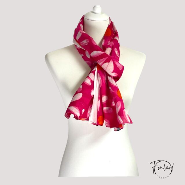 Foulard en coton fuchsia, motifs floraux