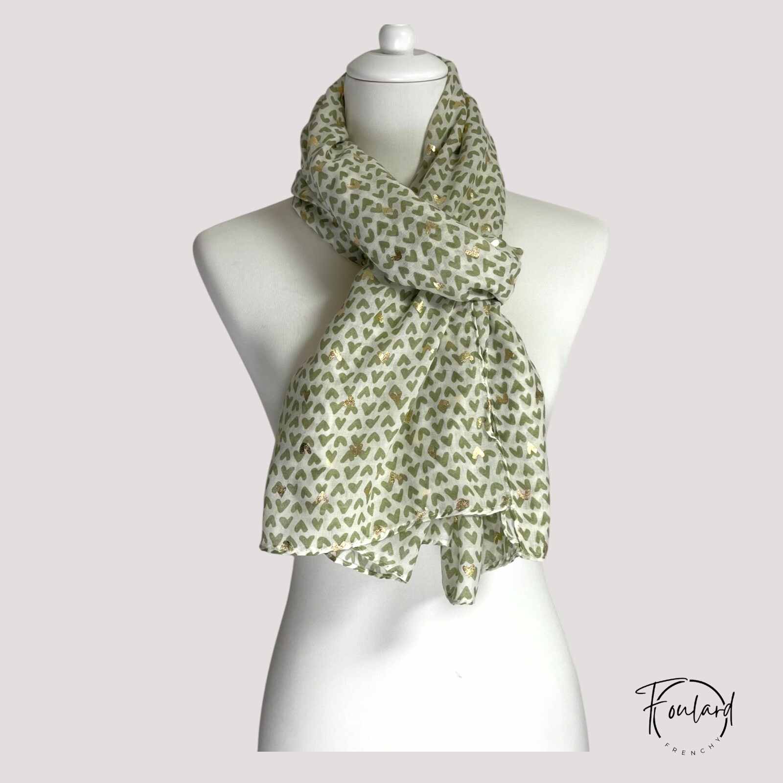 Foulard vert clair, motif cœur doré