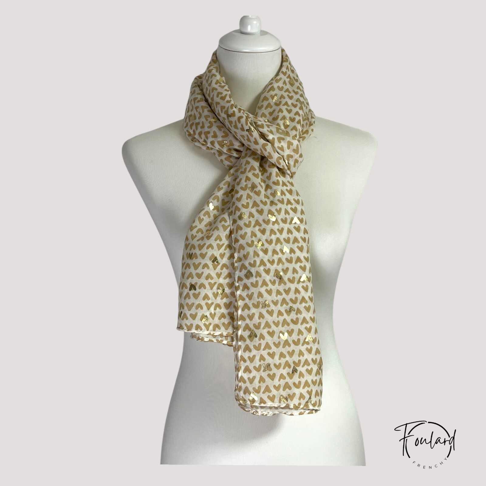 Foulard beige, motif cœur doré