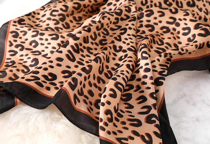 Foulard carré deluxe, motif léopard brun – Image 2
