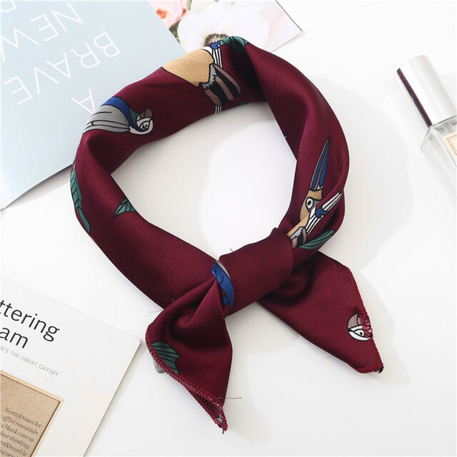 Foulard carré bordeaux, perroquets et toucans