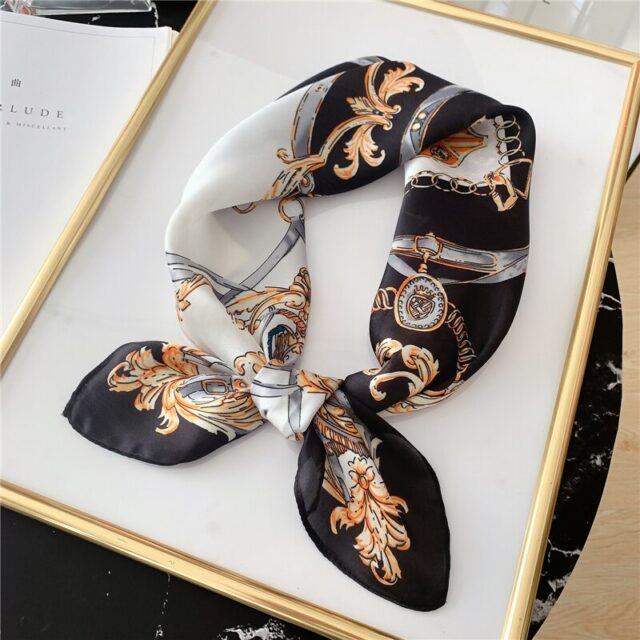 Foulard carré noir, tissu lisse et stylisé