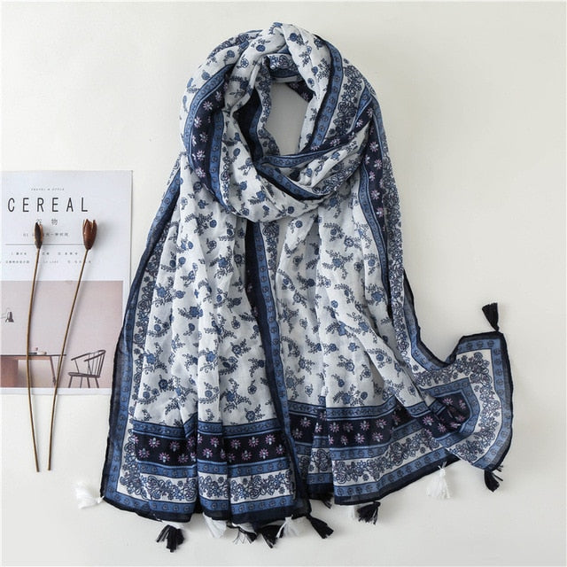 Grand foulard bleu, imprimés tendance