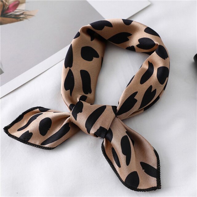 Foulard carré, motif léopard