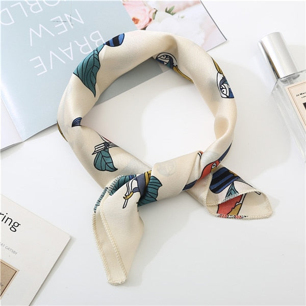 Foulard carré crème, perroquets et toucans